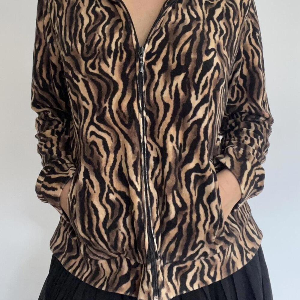 Brown and black zip-up jacket with a vintage vibe #y2k